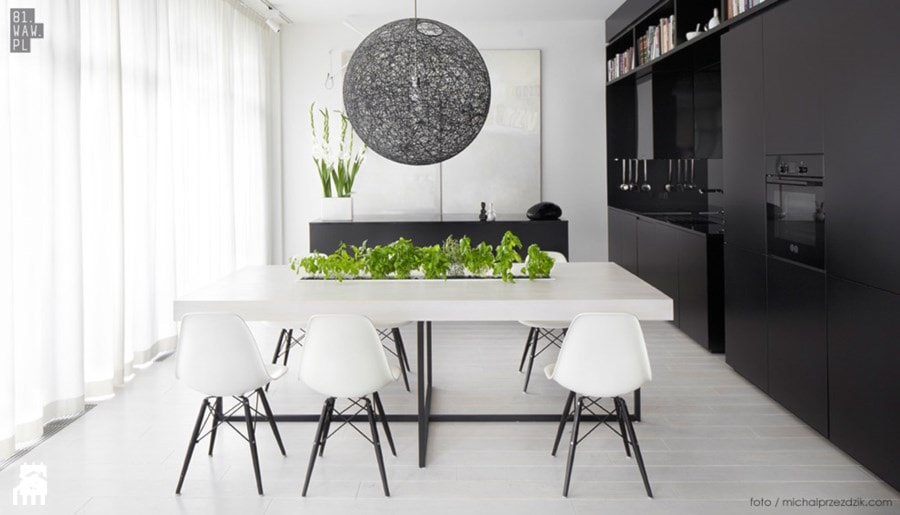 Średnia czarna szara jadalnia w kuchni, styl skandynawski - zdjęcie od DominikaWalczak