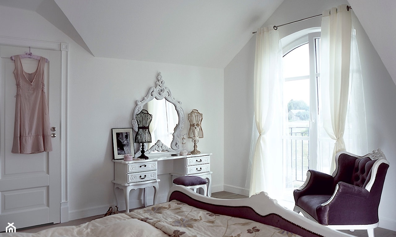 biała toaletka z lustrem w ozdobnej ramie, białe ściany, fioletowy fotel, białe ściany