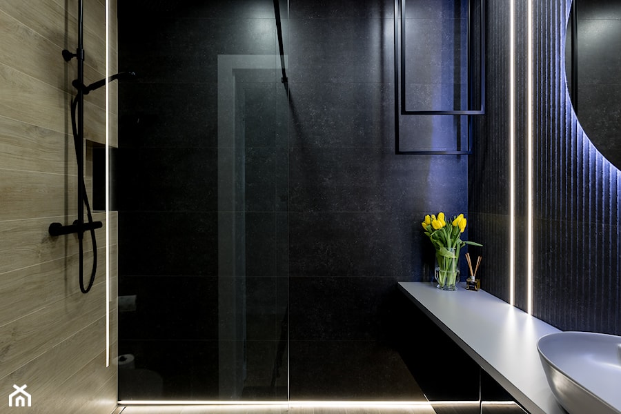 Czarna łazienka - zdjęcie od STUDIO OPEN projektowanie wnętrz Marta Jaskółowska
