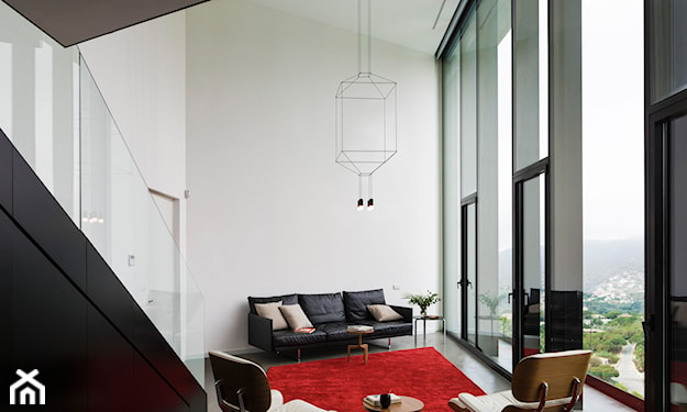 druciana lampa wisząca, nowoczesny salon, czerwony dywan, skórzana sofa