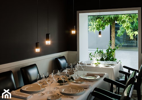 WIREFLOW - Mała czarna jadalnia jako osobne pomieszczenie - zdjęcie od VIBIA
