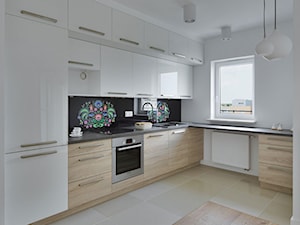 Mała z salonem biała czarna z zabudowaną lodówką z nablatowym zlewozmywakiem kuchnia w kształcie litery l, styl nowoczesny - zdjęcie od Urządzamy Pod Klucz