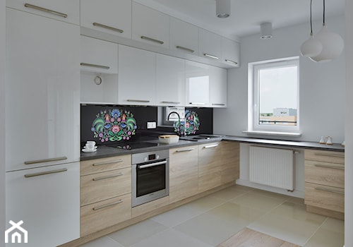 Mała z salonem biała czarna z zabudowaną lodówką z nablatowym zlewozmywakiem kuchnia w kształcie litery l, styl nowoczesny - zdjęcie od Urządzamy Pod Klucz