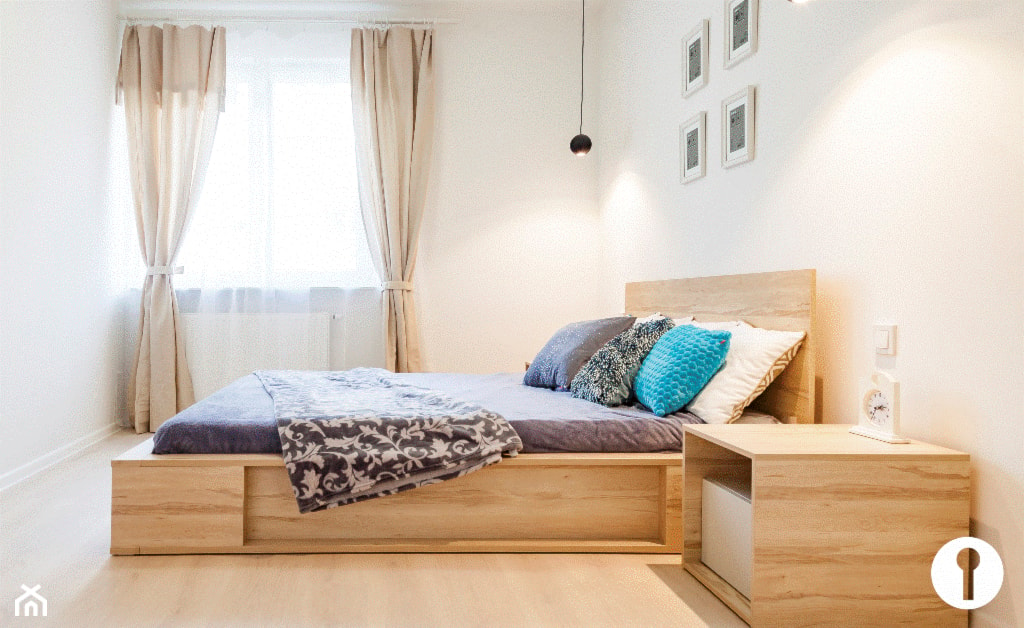 stylowe zakrzywienia - Średnia biała sypialnia - zdjęcie od Urządzamy Pod Klucz - Homebook