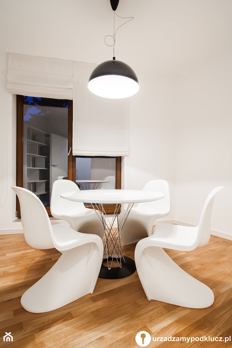 Średnia biała jadalnia jako osobne pomieszczenie, styl skandynawski - zdjęcie od Urządzamy Pod Klucz