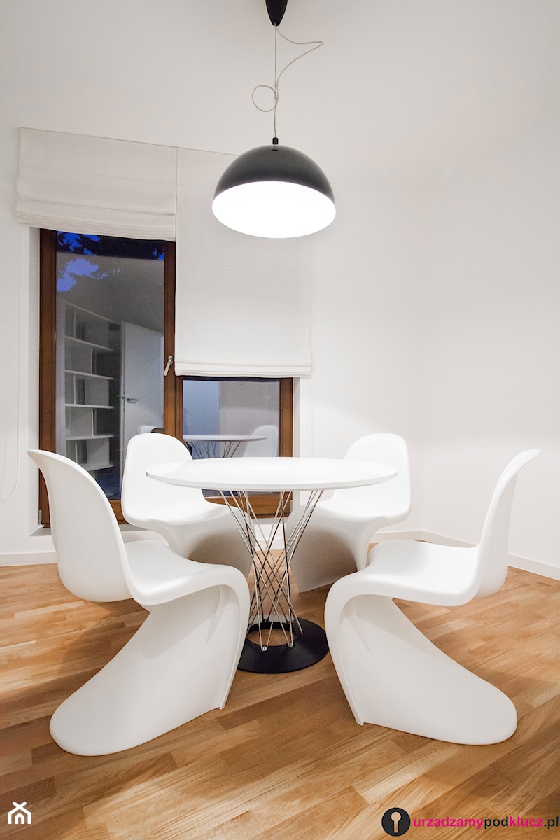 Mała biała jadalnia jako osobne pomieszczenie, styl skandynawski - zdjęcie od Urządzamy Pod Klucz