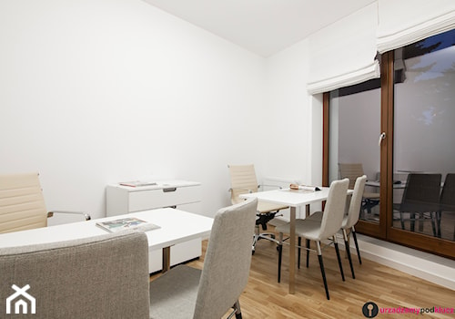 Średnia biała jadalnia jako osobne pomieszczenie, styl skandynawski - zdjęcie od Urządzamy Pod Klucz