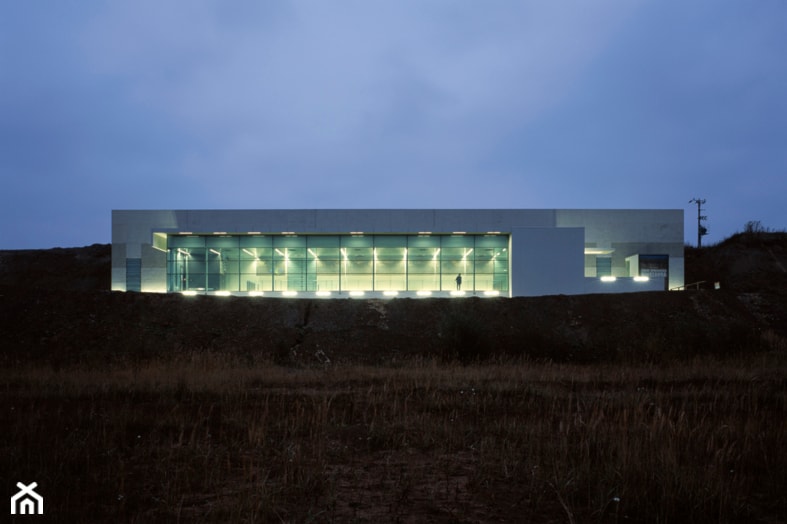 Pawilon Paleontologiczny w Krasiejowie k. Opola - widok z przodu.fot. Daniel Rumiancew. - zdjęcie od GOCZOŁOWIE ARCHITEKCI STUDIO AUTORSKIE - Homebook