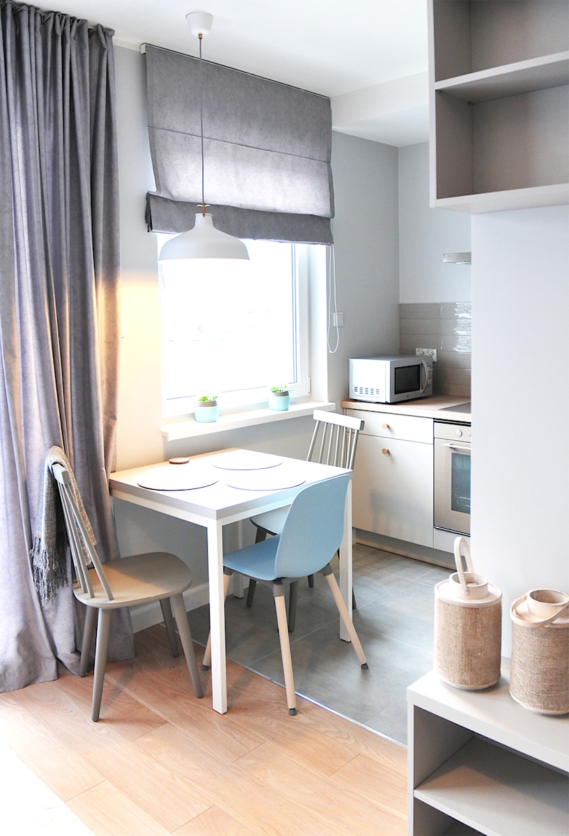 GDAŃSK ZASPA_mieszkanie na wynajem - Mała biała szara jadalnia w kuchni, styl nowoczesny - zdjęcie od PUFF