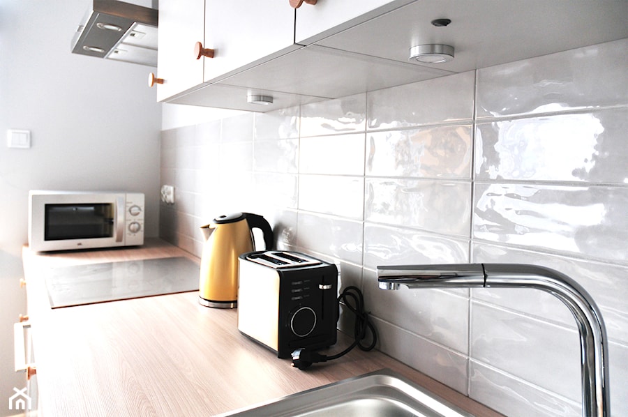 GDAŃSK ZASPA_mieszkanie na wynajem - Mała zamknięta biała z zabudowaną lodówką z lodówką wolnostojącą z nablatowym zlewozmywakiem kuchnia jednorzędowa, styl nowoczesny - zdjęcie od PUFF