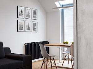 Mieszkanie w Warszawie / IN PRACOWNIA - Średnia biała jadalnia w salonie, styl minimalistyczny - zdjęcie od WWW.NIEWFORMIE.PL