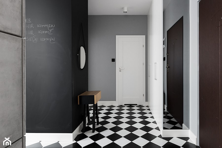 Mieszkanie w Warszawie / IN PRACOWNIA - Hol / przedpokój, styl minimalistyczny - zdjęcie od WWW.NIEWFORMIE.PL