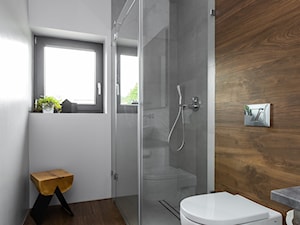 Dom w Bochni / Stabrawa.pl - Mała łazienka z oknem, styl minimalistyczny - zdjęcie od WWW.NIEWFORMIE.PL