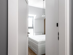 Mieszkanie w Warszawie / IN PRACOWNIA - Średnia biała sypialnia na poddaszu, styl minimalistyczny - zdjęcie od WWW.NIEWFORMIE.PL