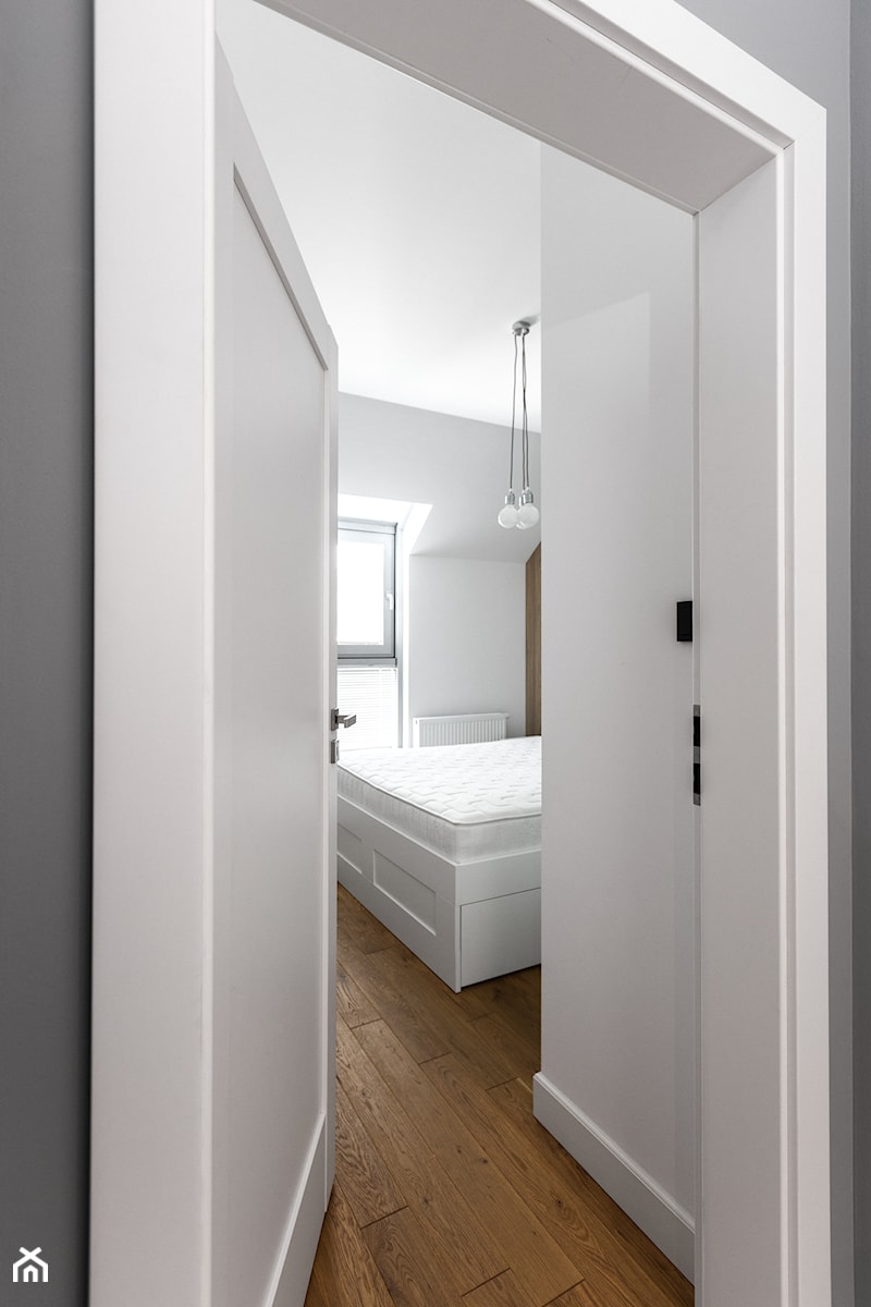 Mieszkanie w Warszawie / IN PRACOWNIA - Średnia biała sypialnia na poddaszu, styl minimalistyczny - zdjęcie od WWW.NIEWFORMIE.PL