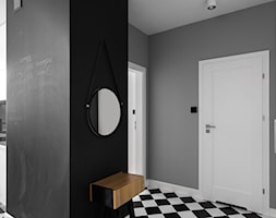 Mieszkanie w Warszawie / IN PRACOWNIA - Średni czarny szary hol / przedpokój, styl minimalistyczny - zdjęcie od WWW.NIEWFORMIE.PL - Homebook