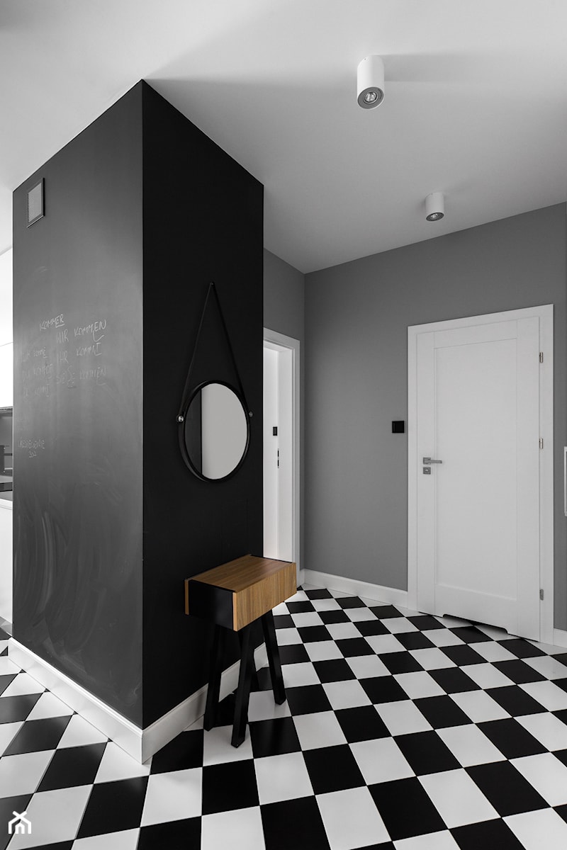 Mieszkanie w Warszawie / IN PRACOWNIA - Średni czarny szary hol / przedpokój, styl minimalistyczny - zdjęcie od WWW.NIEWFORMIE.PL