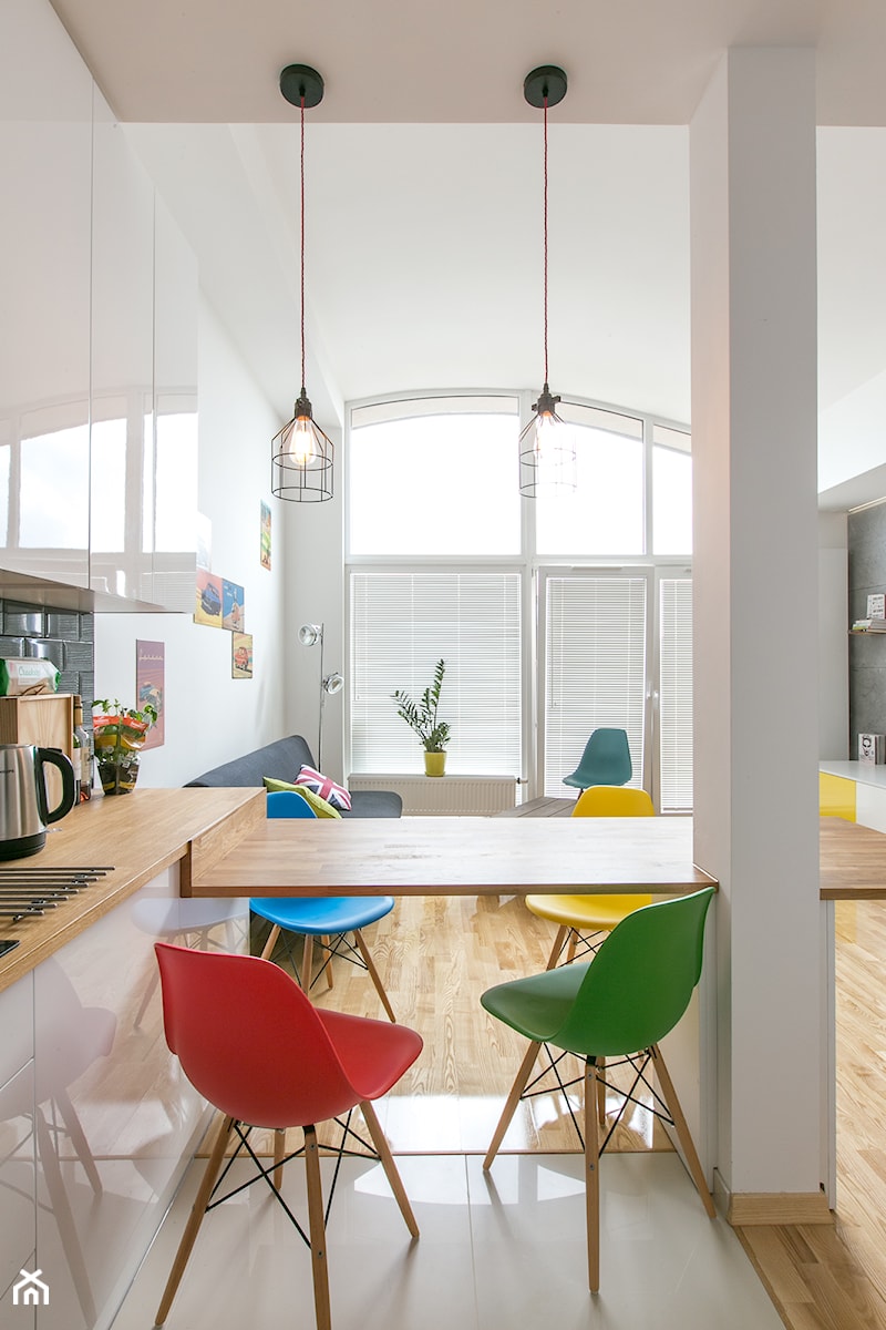 Mieszkanie w Krakowie / LOFTSTUDIO - Średnia biała jadalnia w kuchni, styl nowoczesny - zdjęcie od WWW.NIEWFORMIE.PL