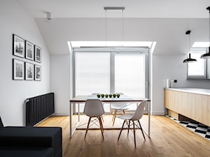 Mieszkanie w Warszawie / IN PRACOWNIA - Średnia biała jadalnia w salonie, styl minimalistyczny - zdjęcie od WWW.NIEWFORMIE.PL