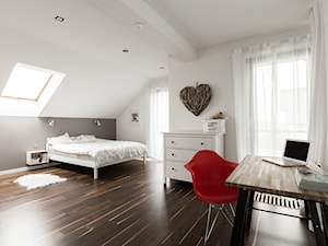 Dom pod Krakowem / Stabrawa.pl - Duża biała szara z biurkiem sypialnia na poddaszu z balkonem / tarasem, styl nowoczesny - zdjęcie od WWW.NIEWFORMIE.PL