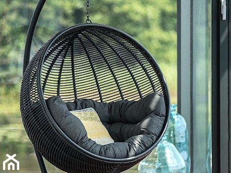 Aranżacje wnętrz - Taras: Czarna huśtawka ogrodowa COCOON DE LUXE - mantecodesign.pl. Przeglądaj, dodawaj i zapisuj najlepsze zdjęcia, pomysły i inspiracje designerskie. W bazie mamy już prawie milion fotografii!