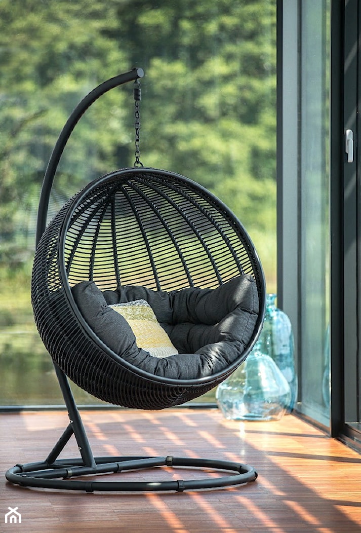 Czarna huśtawka ogrodowa COCOON DE LUXE - zdjęcie od mantecodesign.pl - Homebook