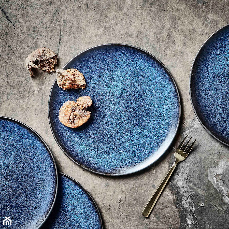 zastawa stołowa midnigt blue od Aida Denamrk - zdjęcie od mantecodesign.pl