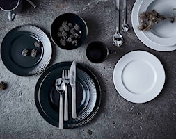 zastawa stołowa czarna na 12 osób Groovy Stoneware od mantecodesign - zdjęcie od mantecodesign.pl - Homebook