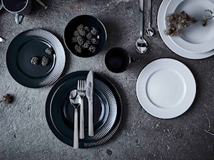 zastawa stołowa czarna na 12 osób Groovy Stoneware od mantecodesign - zdjęcie od mantecodesign.pl