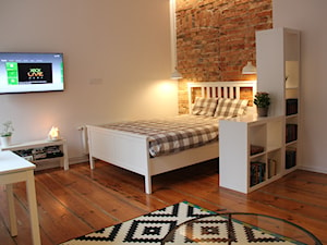 Apartament typu studio - Średnia biała sypialnia, styl skandynawski - zdjęcie od MOMA HOME