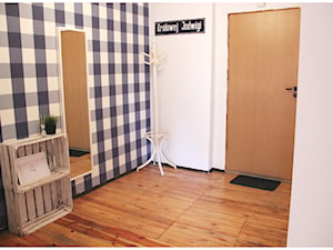 Mieszkanie na toruńskiej Starówce. - Średni z wieszakiem biały niebieski hol / przedpokój, styl skandynawski - zdjęcie od MOMA HOME