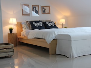 Aranżacje - Mała biała sypialnia na poddaszu, styl skandynawski - zdjęcie od MOMA HOME