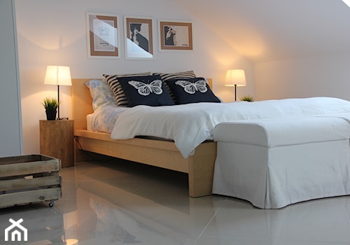 Aranżacje - Mała biała sypialnia na poddaszu, styl skandynawski - zdjęcie od MOMA HOME