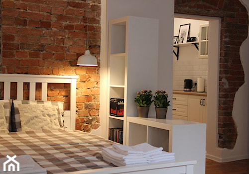 Apartament typu studio - Mała biała sypialnia, styl skandynawski - zdjęcie od MOMA HOME