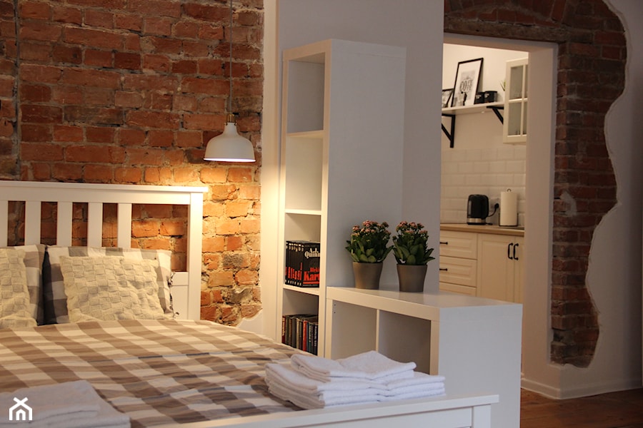 Apartament typu studio - Mała biała sypialnia, styl skandynawski - zdjęcie od MOMA HOME