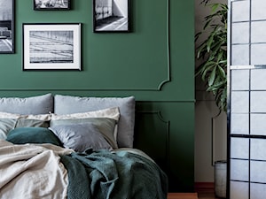 Stylowe wnętrze sypialni z zieloną ścianą - zdjęcie od kreatywnaaranzacja