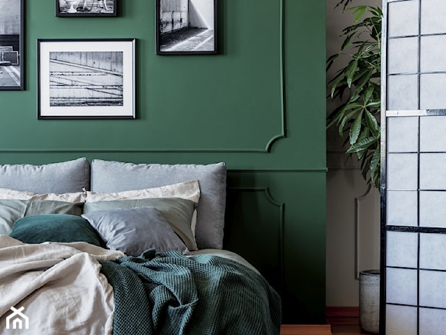 Stylowe wnętrze sypialni z zieloną ścianą