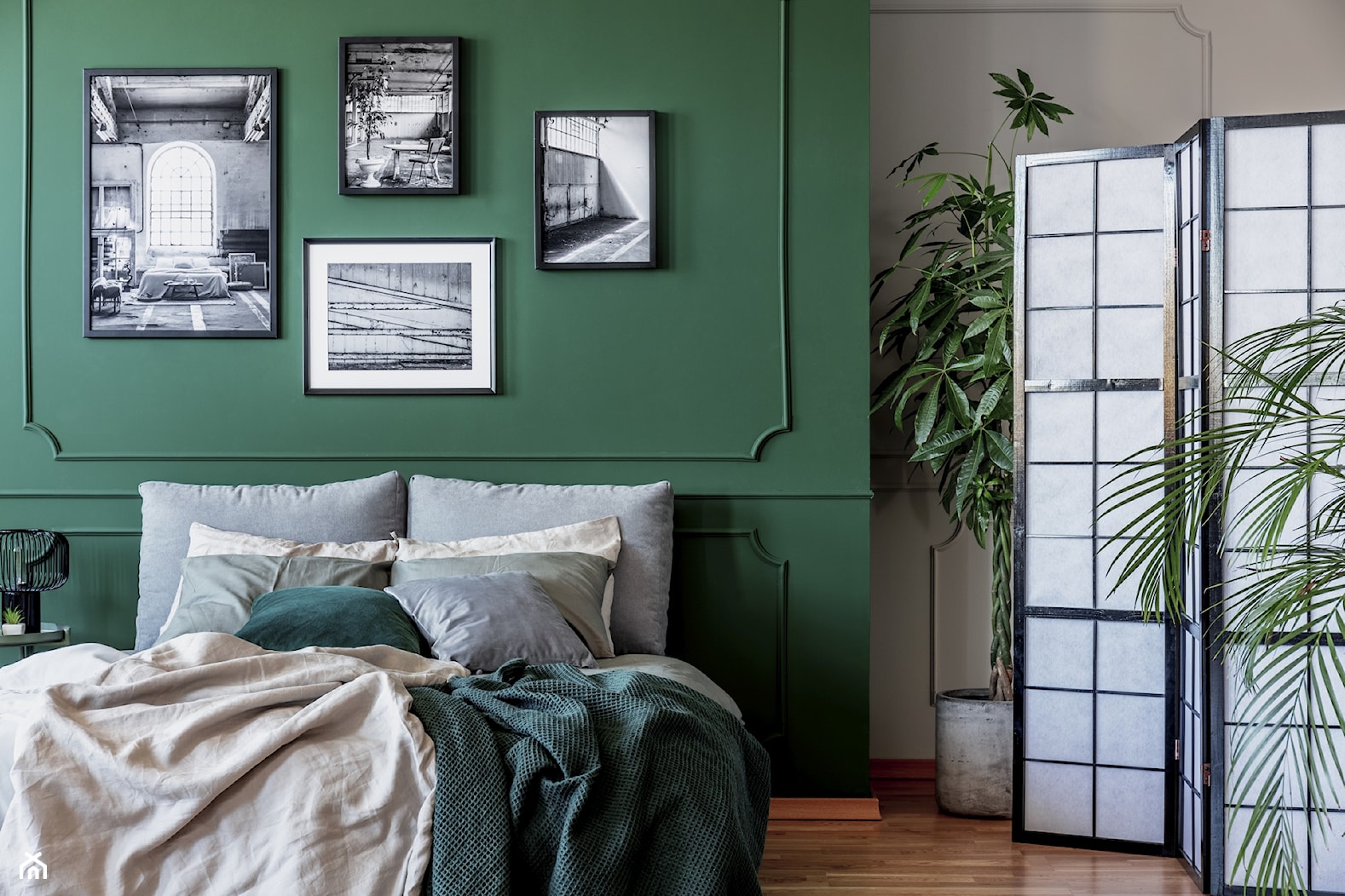 Stylowe wnętrze sypialni z zieloną ścianą - zdjęcie od kreatywnaaranzacja - Homebook
