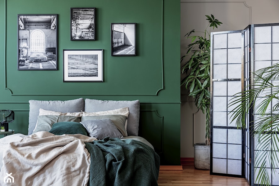 Stylowe wnętrze sypialni z zieloną ścianą - zdjęcie od kreatywnaaranzacja