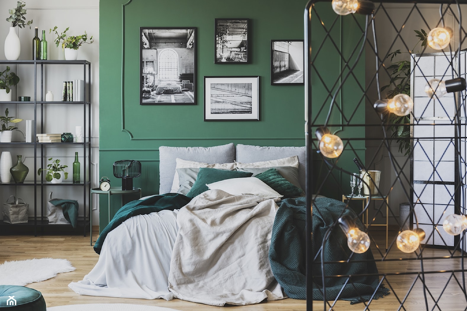 Stylowe wnętrze sypialni z zieloną ścianą - zdjęcie od kreatywnaaranzacja - Homebook