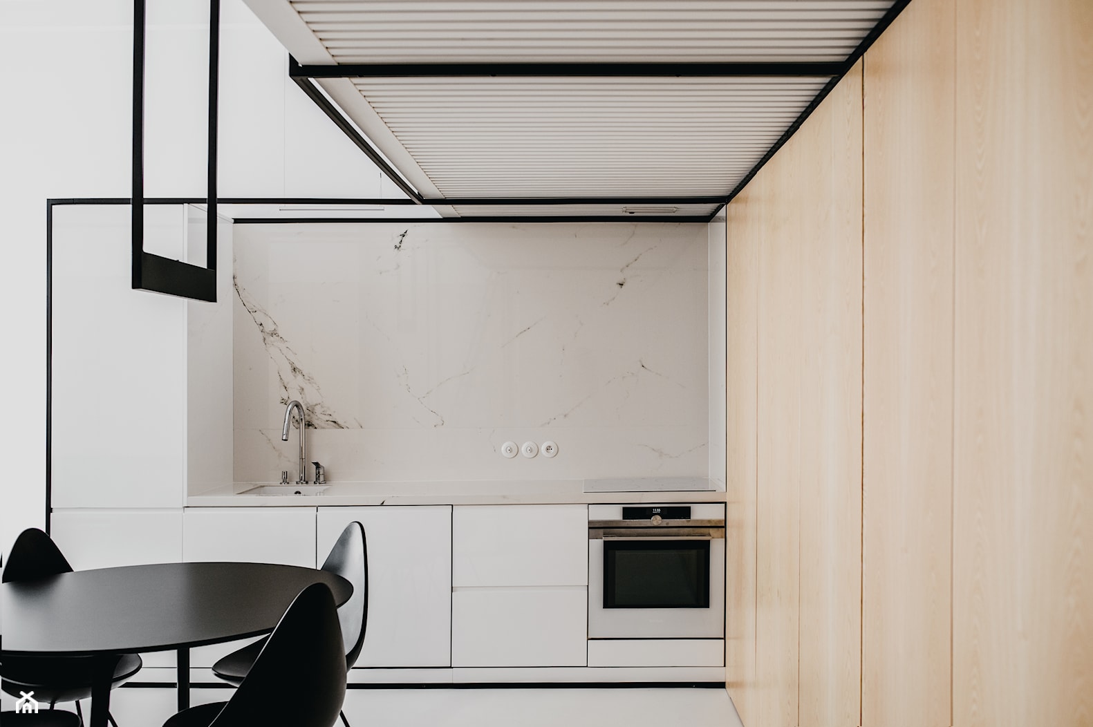 Apartament w Krakowie - Średnia otwarta biała z zabudowaną lodówką z podblatowym zlewozmywakiem kuchnia w kształcie litery l z marmurem nad blatem kuchennym, styl minimalistyczny - zdjęcie od MUS ARCHITECTS - Homebook