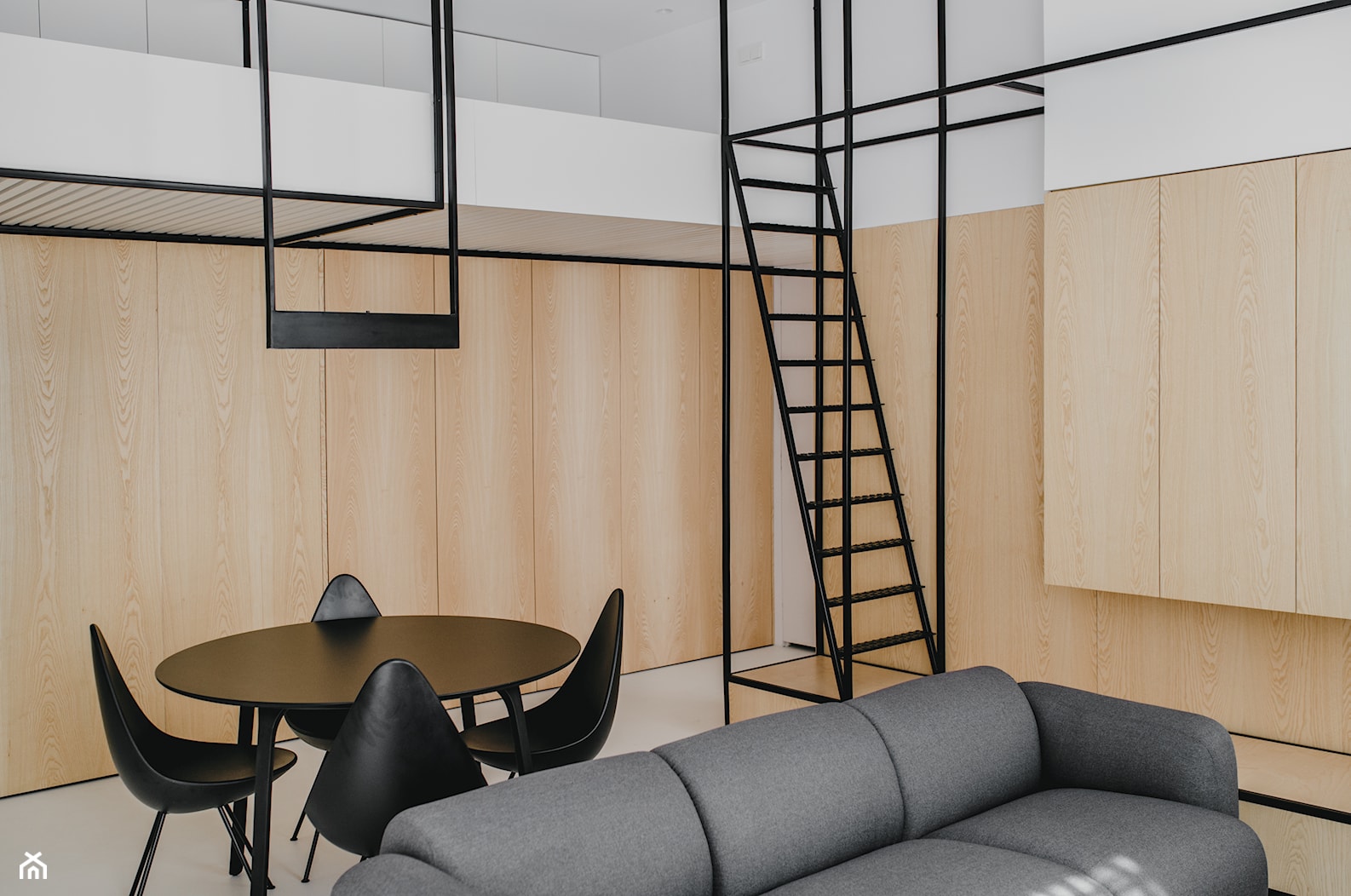 Apartament w Krakowie - Biały salon z jadalnią z antresolą, styl minimalistyczny - zdjęcie od MUS ARCHITECTS - Homebook