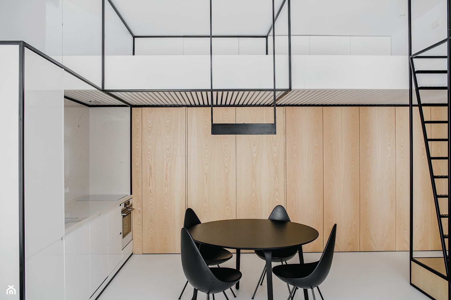 Apartament w Krakowie - Mała biała jadalnia w kuchni, styl minimalistyczny - zdjęcie od MUS ARCHITECTS - Homebook