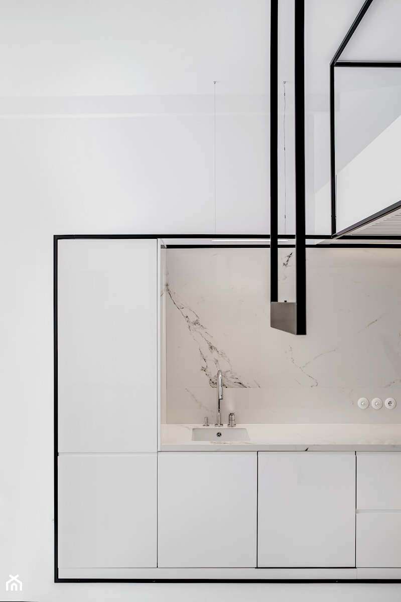 Apartament w Krakowie - Mała otwarta z kamiennym blatem biała z podblatowym zlewozmywakiem kuchnia jednorzędowa z marmurem nad blatem kuchennym, styl minimalistyczny - zdjęcie od MUS ARCHITECTS