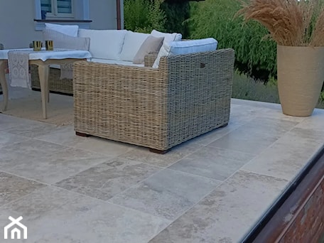 Aranżacje wnętrz - Taras: Trawertyn Ivory Classic Mix na tarasie - Tiles.com.pl. Przeglądaj, dodawaj i zapisuj najlepsze zdjęcia, pomysły i inspiracje designerskie. W bazie mamy już prawie milion fotografii!