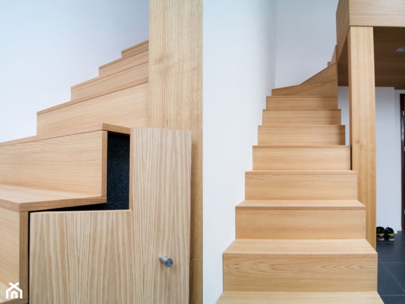 drewniane schody, szafki do przechowywania pod schodami