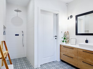 Łazienka z prysznicem walk in - zdjęcie od KORU