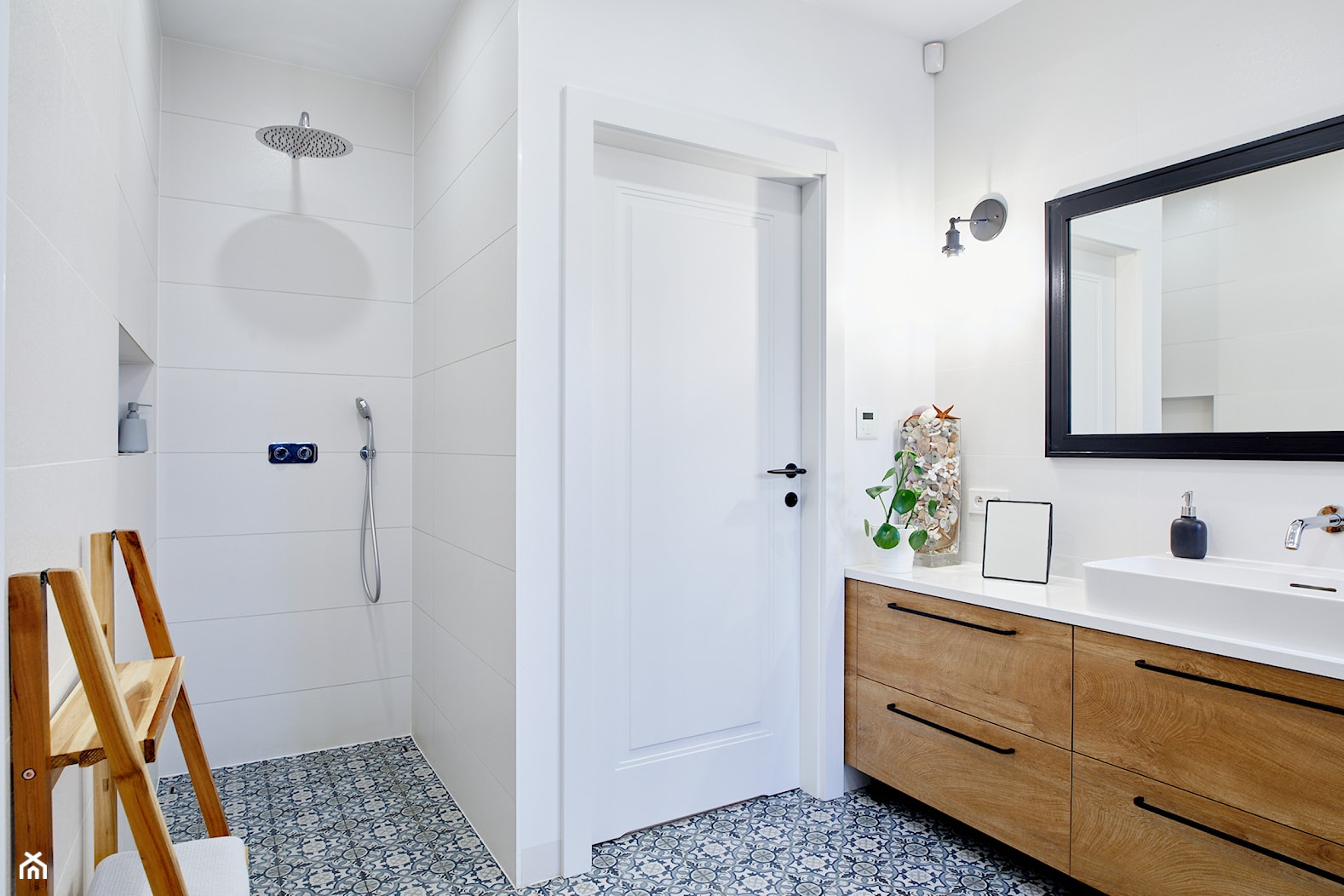 Łazienka z prysznicem walk in - zdjęcie od KORU - Homebook