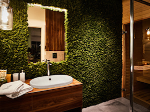 Łazienka z sauną i zieloną ścianą - chrobotek. - zdjęcie od KORU