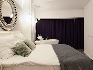 Połączenie sypialni z wanną. Otwarta przestrzeń wnętrza hotelowego - zdjęcie od KORU